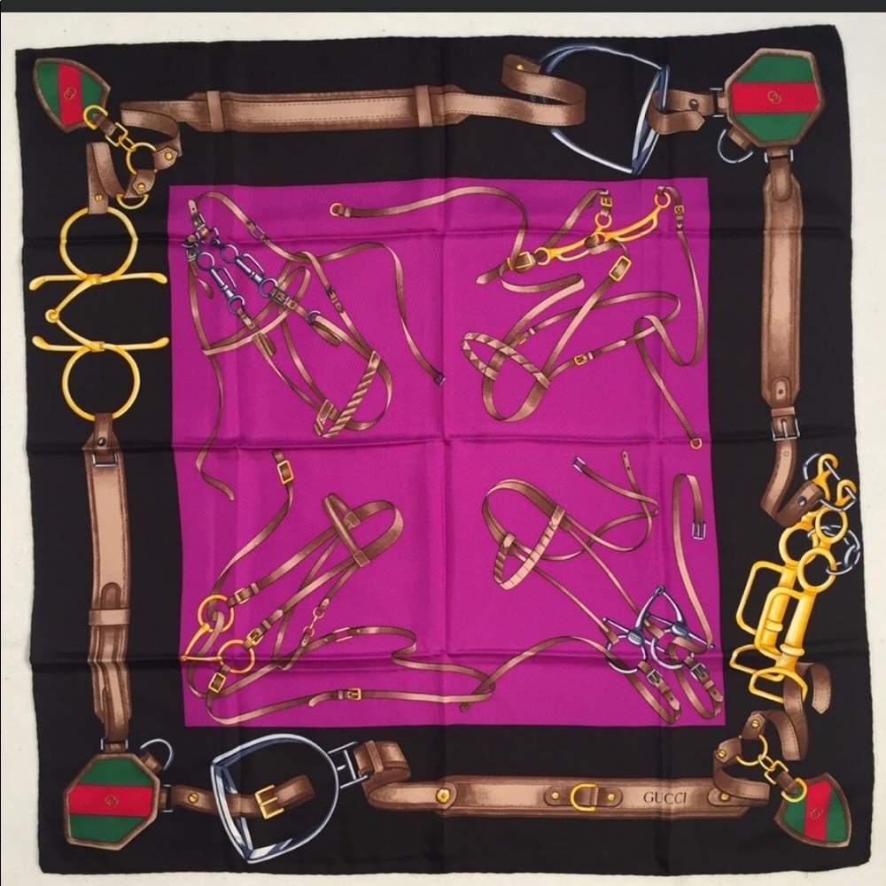 Authentic and rare Large scarf Gucci